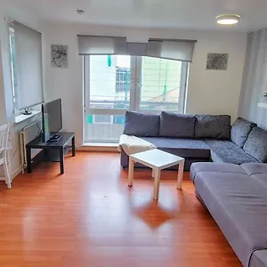 Modern Spacious 3 Bedroom Centre - Free Parking - Private Balcony - Excellent Service Apartment