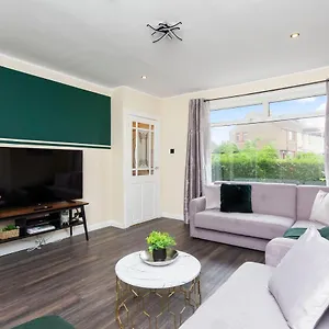 Stylish 3 Bed Abode-parking And Garden Apartment